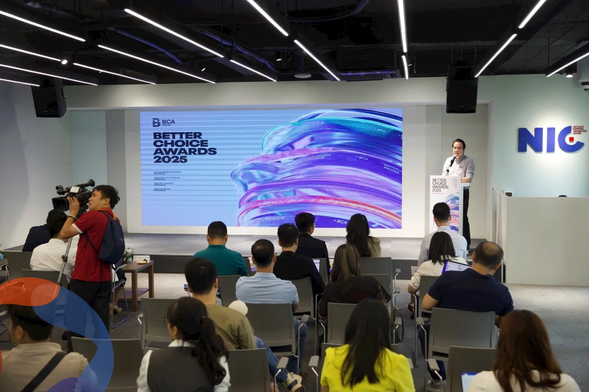 Ceremonia de apertura de los Better Choice Awards 2025 en Hanói, con ponente en escenario y asistentes presenciando el lanzamiento de las nuevas categorías de innovación.