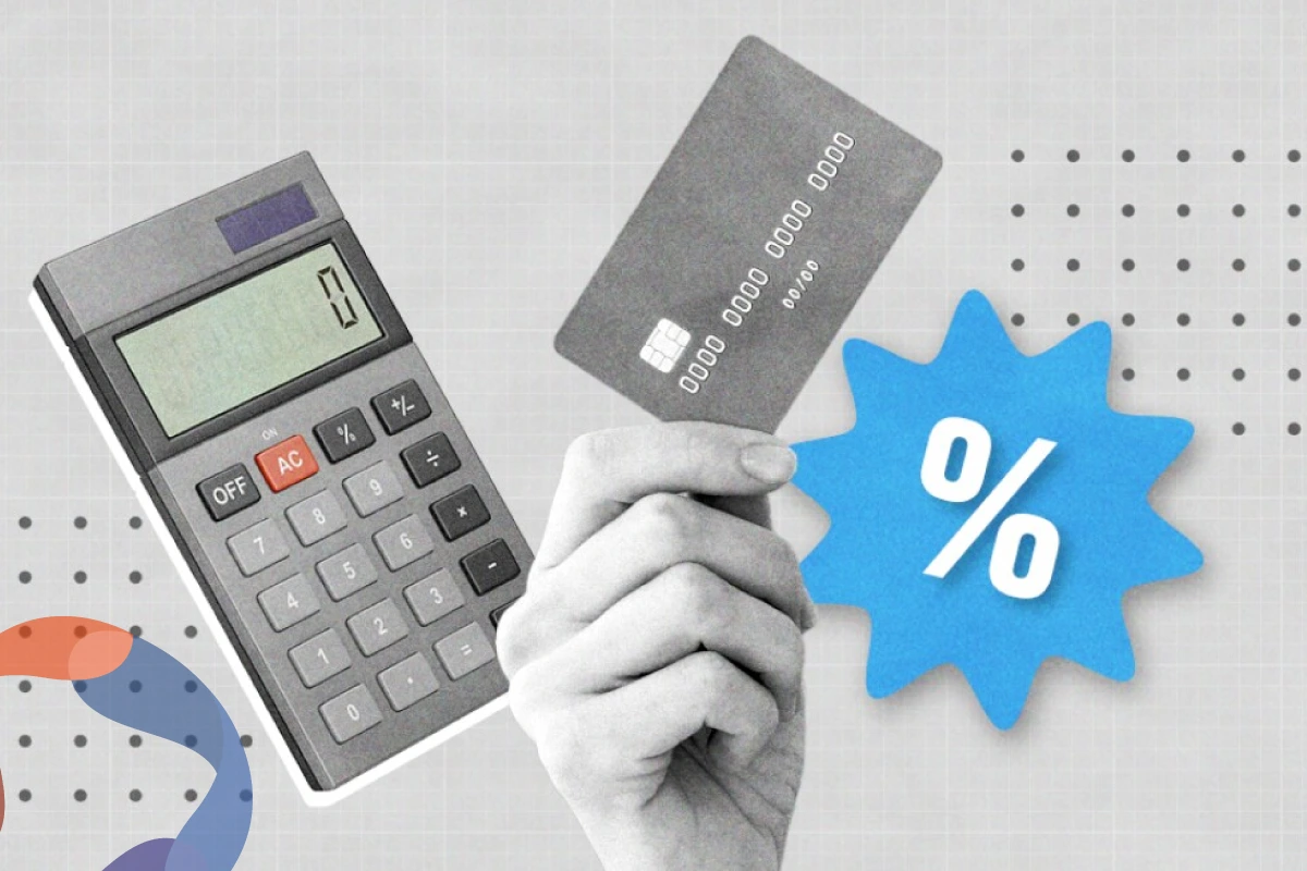 Mano sosteniendo tarjeta de crédito junto a calculadora y símbolo de porcentaje, representando el cálculo del Costo Anual Total (CAT) de un crédito