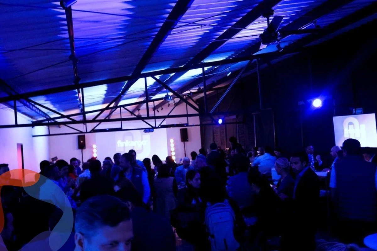 Evento de lanzamiento de KonnectMx en la colonia Anzures, con brókers, patrocinadores e instituciones financieras reunidos para impulsar el financiamiento en México.