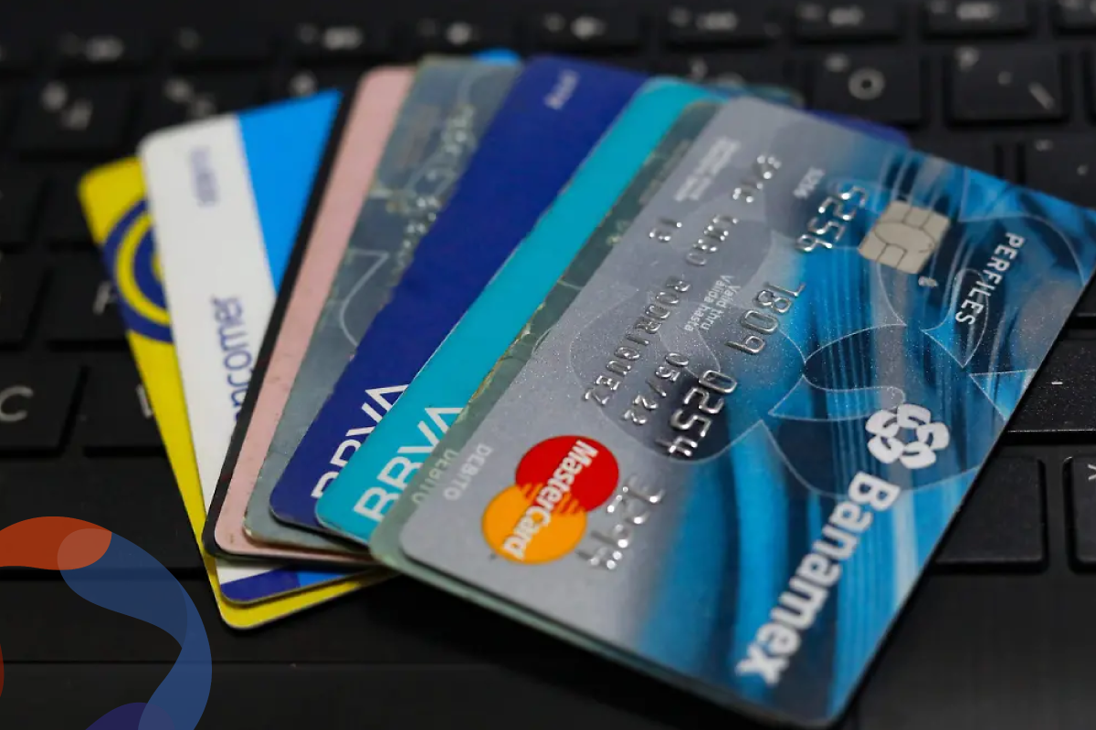 Mexicanos piden más tarjetas de crédito: plásticos en circulación alcanzan cifra récord